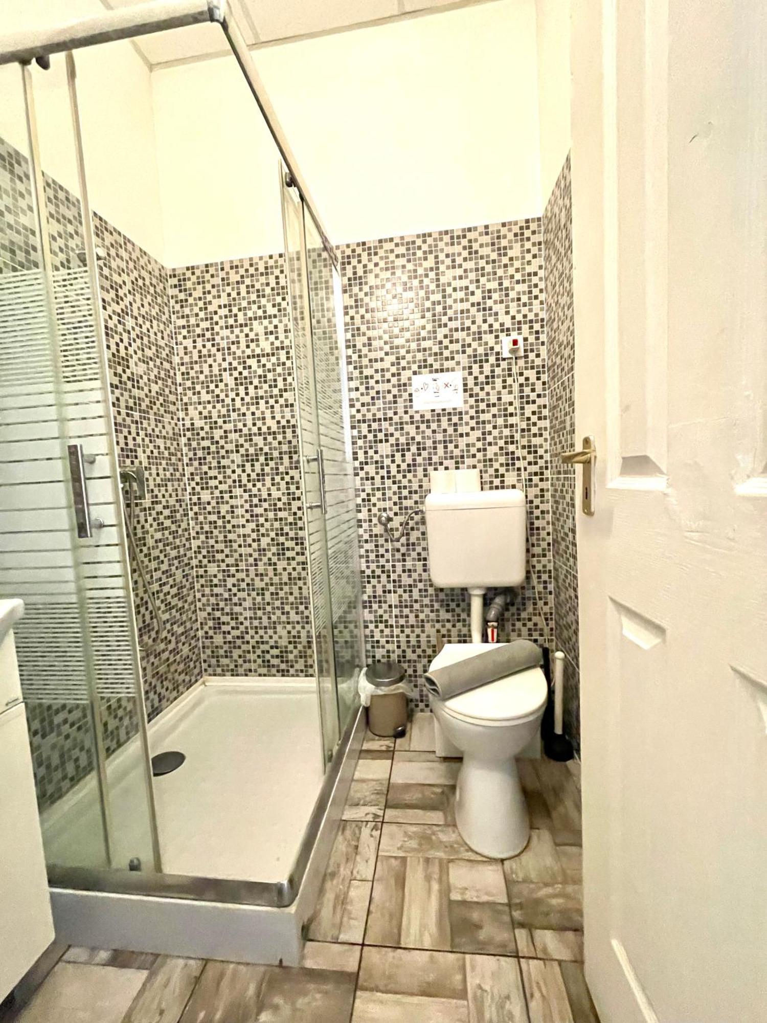 Aradi Rooms With Private Bathroom In The City Centre 布达佩斯 外观 照片