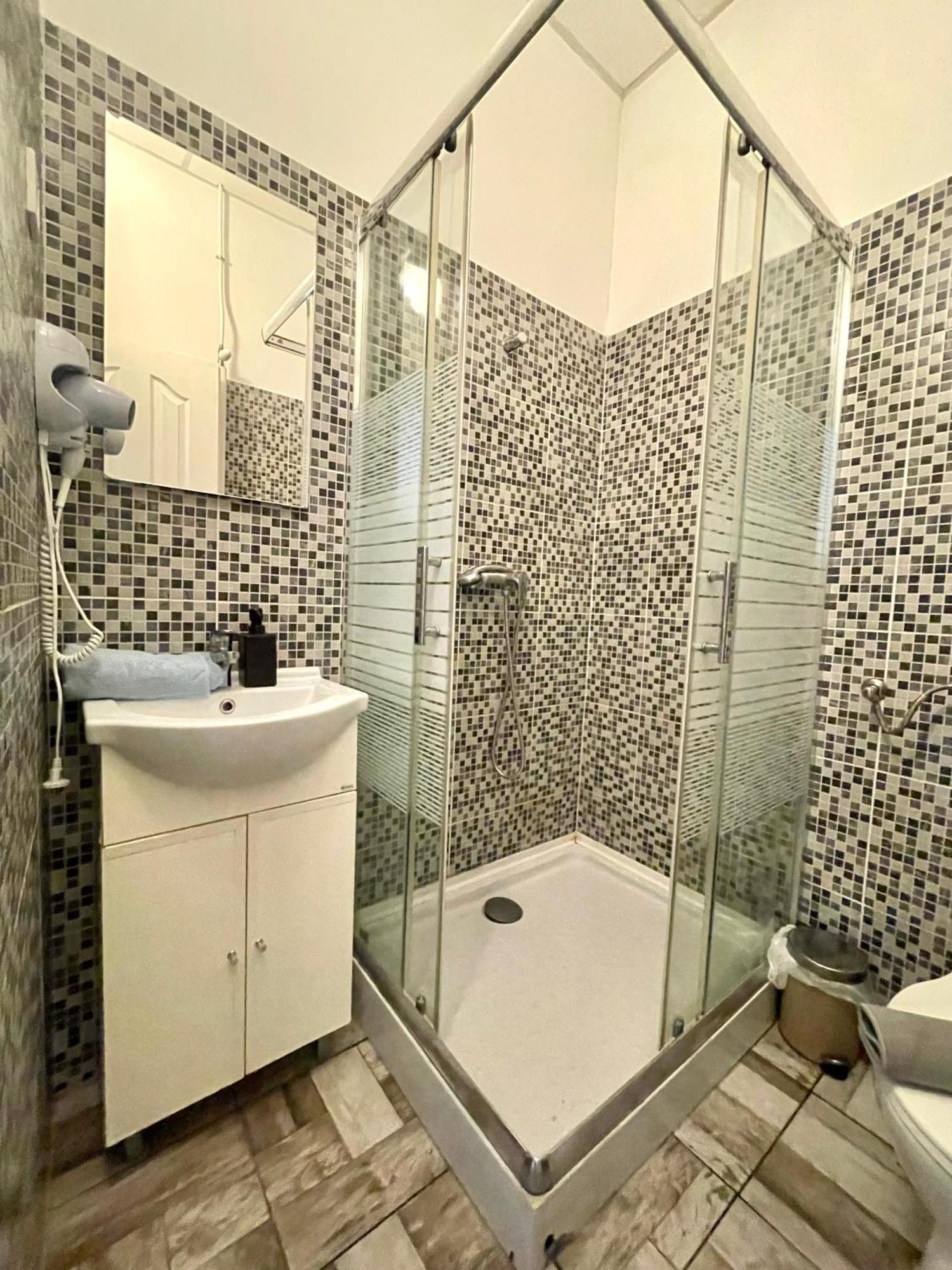 Aradi Rooms With Private Bathroom In The City Centre 布达佩斯 外观 照片